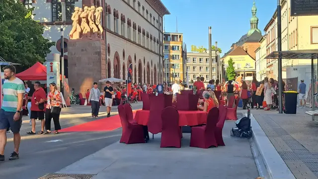 Die Kaisertafel füllte sich zunehmend, während Musik über den Platz klang und die Gäste den Abend genossen | Foto: Monika Klein
