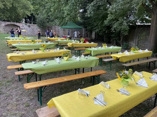 Die Tische sind für das Grillfest für Obdachlose und Menschen in schwierigen Lebenslagen hübsch eingedeckt | Foto: Andreas Keller/gratis