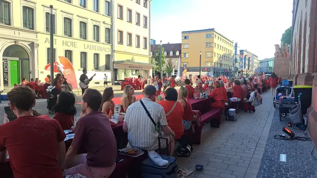 Die Gäste machten es sich an den festlich geschmückten Tischen gemütlich und genossen den Abend in der Kaiserslauterer Innenstadt | Foto: Monika Klein