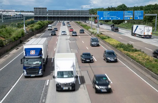 Baden-Württemberg will Lkw-Sonntagsfahrverbot aussetzen. (Symbolbild) | Foto: Hannes P. Albert/dpa