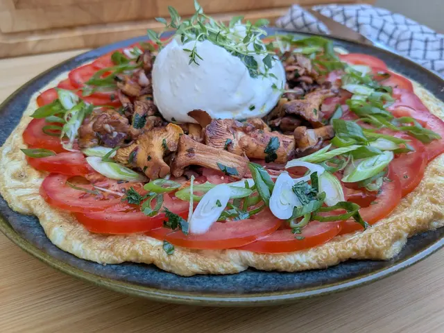 Sieht auf den ersten Blick aus wie eine Pizza, ist aber ein Omelett: Der Eierfladen wird mit Tomatenscheiben, gebratenen Pfifferlingen und Burrata belegt. | Foto: Doreen Hassek/hauptstadtkueche.blogspot.com/dpa-mag