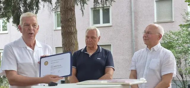Rainer Mürköster (links) vergibt die PHF-Urkunde an Prof. Link (rechts). In der Mitte Thomas Bauer, stellvertretender Vorsitzender von Mama/Papa hat Krebs e. V. | Foto: Rotary Club Rockenhausen
