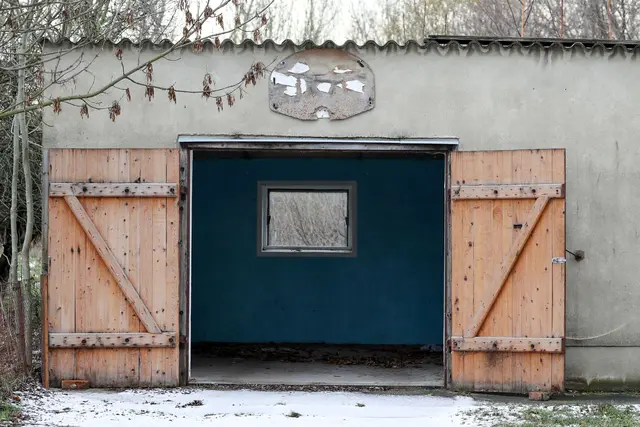 Die Garage bleibt leer: Wer auf falsche Auto-Inserate reinfällt, bekommt kein Fahrzeug - aber auch kein Geld zurück. (Symbolbild)  | Foto: Jan Woitas/dpa-Zentralbild/ZB