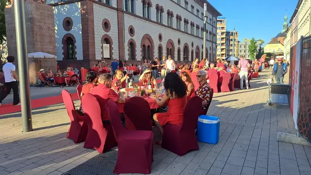 Ein Meer aus Rot: Beim Diner en Rouge wurde die Farbe der Stadt zum verbindenden Element des Abends | Foto: Monika Klein