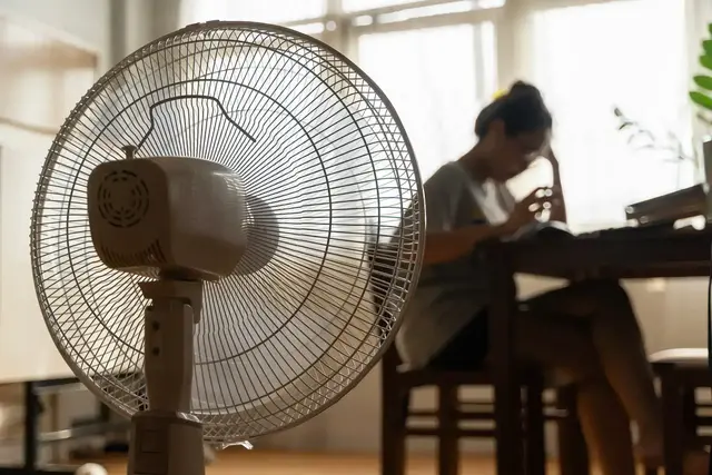 Die beste Methode, um es bei Hitze ohne Klimaanlage angenehm zu halten, ist die Verwendung eines Ventilators. | Foto: jittawit21/stock.adobe.com
