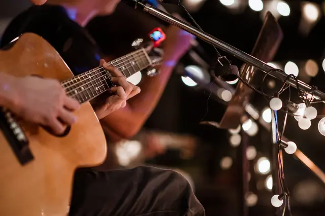 Gesang und Gitarre im Vordergrund beim Liederabend | Foto: Day Of Victory Stu./stock.adobe.com