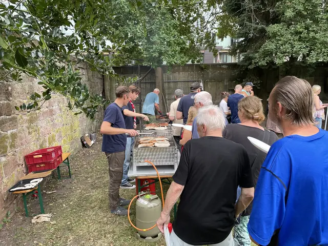 Steaks, Würstchen, Salate und Eis: Beim Grillfest auf der Pfarrwiese steht gemeinsames Essen und Begegnung im Mittelpunkt | Foto: Andreas Keller/gratis