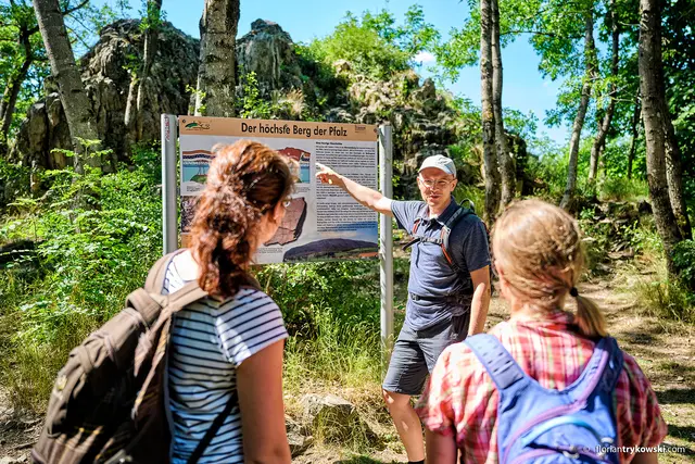Unter der Leitung von Gästeführer Christoph Breitenbach erfahren die Teilnehmer viele interessante Details | Foto: Donnersberg-Touristik-Verband e.V./Florian Trykowski/gratis
