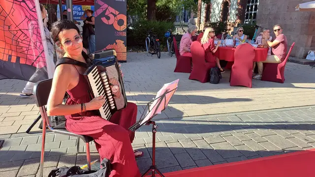 Französische Melodien von Akkordeon-Virtuosin Alexandra Maas sorgten beim Diner en Rouge in Kaiserslautern für sommerliche Stimmung | Foto: Monika Klein