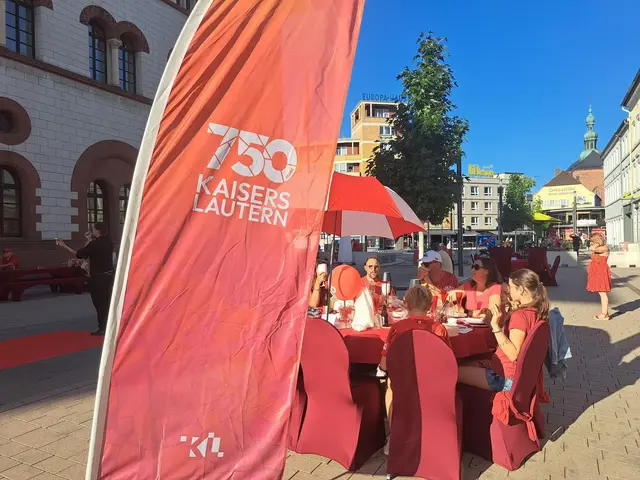 Die Jubiläumsfahnen durften beim Diner en Rouge nicht fehlen | Foto: Monika Klein