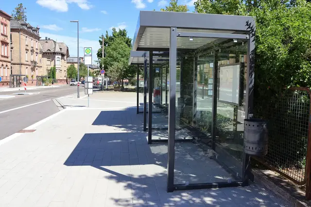 Wer mit dem Bus unterwegs ist, profitiert an den Haltestellen im Westring jetzt von leichterem Einstieg und besserem Wetterschutz. | Foto: Stadt Landau