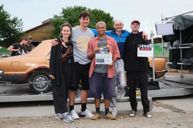 Glitzer im Gesicht: Regie und Hauptdarstellerinnen und Hauptdarsteller arbeiten am Set an einer Szene des Debütfilms. | Foto: SWR - Südwestrundfunk