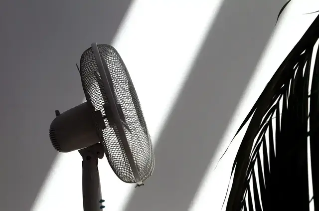 Ventilatoren sorgen an heißen Tagen für eine kühle Brise auf der Haut. | Foto: dpa