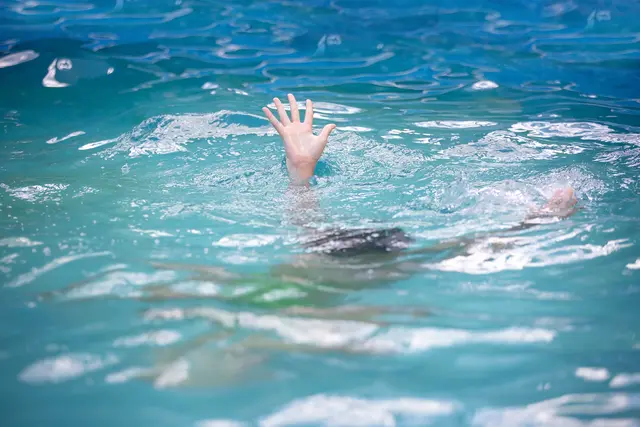 Ein Schwimmer geriet am Sonntagabend bei Germersheim im Rhein in Not. Zwei Männer retteten ihn noch vor dem Eintreffen der Einsatzkräfte aus dem Wasser. | Foto: Tomsickova/stock.adobe.com