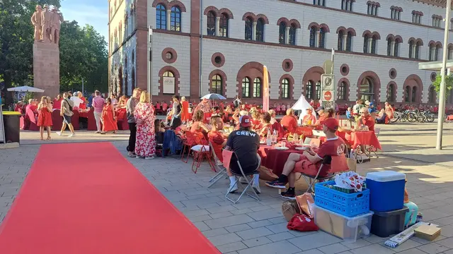 Ganz in Rot präsentierte sich die Kaisertafel zwischen Fruchthalle und Schillerplatz beim Diner en Rouge zum 750-jährigen Stadtjubiläum | Foto: Monika Klein