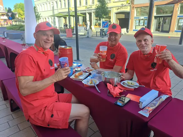 Von der Schirmmütze bis zur Hose: Horst Backes (Mitte), Matthias Burr (rechts) und Jürgen Backes (links) erschienen komplett in Rot | Foto: Monika Klein