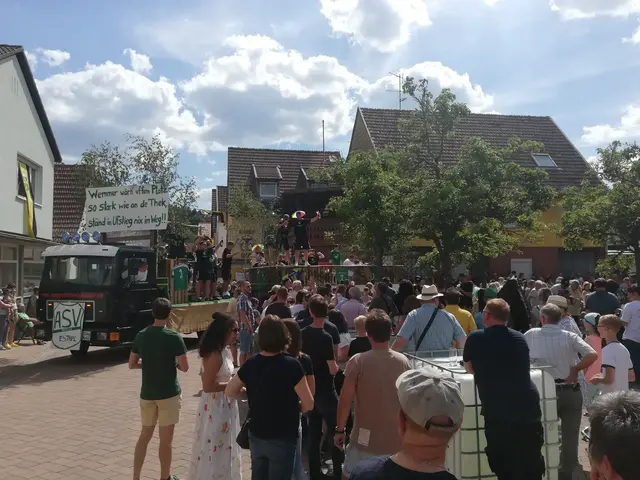 Ein Höhepunkt der Eschdler Kerwe: der traditionelle Umzug durch Esthal. | Foto: Markus Pacher