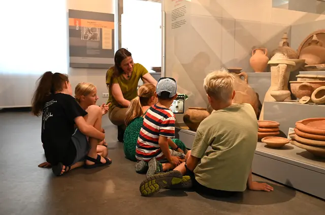 Gibt es im Museum auch Gefäße mit Gesichtern? | Foto: Andrea Abt