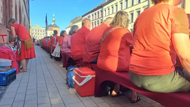 Rot war beim Diner en Rouge in Kaiserslautern die dominierende Farbe – von der Kleidung bis zur Tischdekoration | Foto: Monika Klein