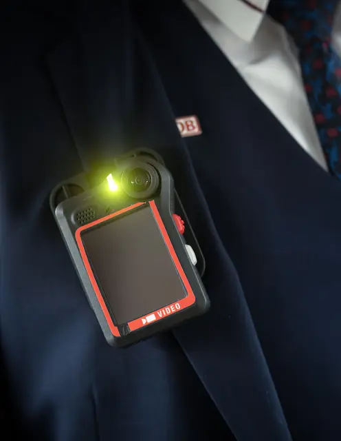 DB Regio testet ab Donnerstag, 1. Oktober, in der Region Rhein-Neckar-Pfalz Bodycams mit Tonaufzeichnung. Hintergrund sind deutlich gestiegene Übergriffe auf Zugbegleiter und anderes Zugpersonal. | Foto: Deutsche Bahn AG / Oliver Lang