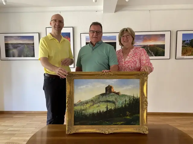 Museumsdirektor Dr. Sven Gütermann, Andreas Uschold und Petra Uschold bei der Bildübergabe. Foto: Museum unterm Trifels | Foto: Museum unterm Trifels