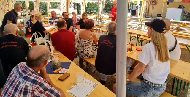 Das Aufbau- und Helfer-Team bei der Einsatzbesprechung. | Foto: mx
