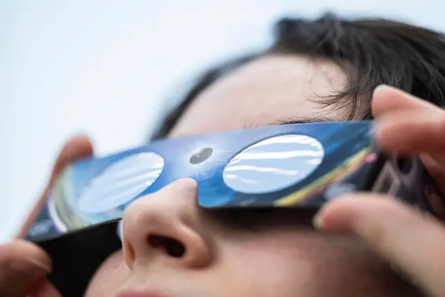 Keine Wolken: Die Menschen in Rheinland-Pfalz und im Saarland werden die Sonnenfinsternis am Mittwoch problemlos beobachten könne. | Foto: Marijan Murat/dpa