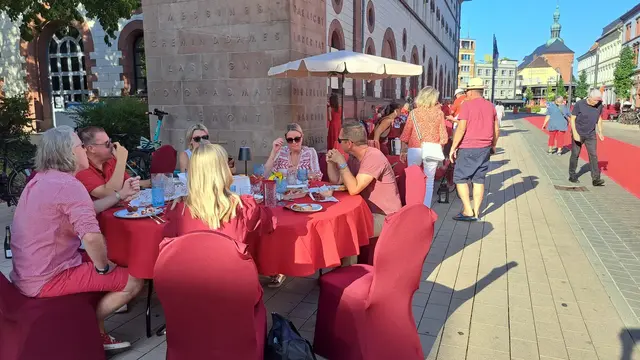 Bei sommerlichen Temperaturen genossen die Gäste das Diner en Rouge unter freiem Himmel | Foto: Monika Klein