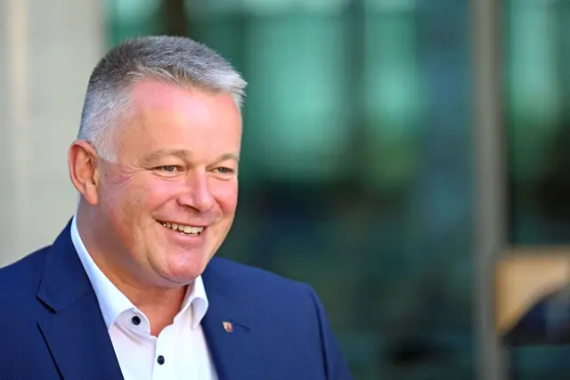 Ministerpräsident Gordon Schnieder (CDU) ermuntert die neuen Fünftklässler, das Lesen für sich zu entdecken.  | Foto: Jennifer Brückner/dpa