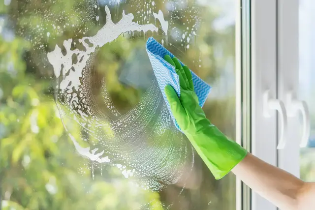 Zum Fenster putzen muss man nicht unbedingt Spezialreiniger verwenden. Auch Hausmittel bekommen die Scheiben schlierenfrei sauber. | Foto:  brizmaker/stock.adobe.com