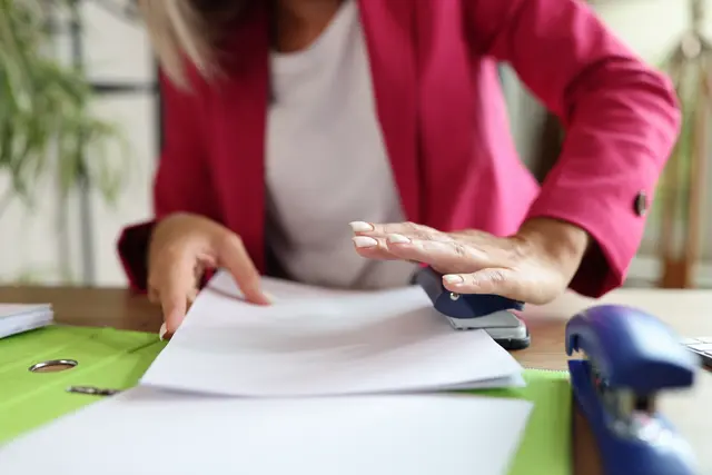 Wer ein Gewerbe online anmeldet, sollte genau prüfen, ob er auf einer offiziellen städtischen Seite ist oder bei einem teuren Drittanbieter landet. | Foto: megaflopp/Stock.adobe.com