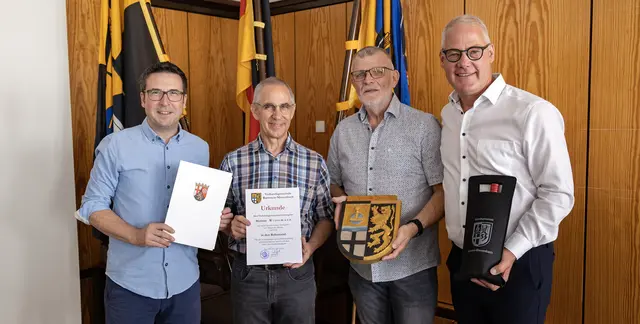Bürgermeister Ralf Hechler (rechts), Beigeordneter Roland Palm (2.v.r.) sowie Staatsminister und ehemaliger 1. Beigeordneter Marcus Klein (links) gratulierten Mathias Wittemann zum Ruhestand. | Foto: Joshua Schirra - VG Ramstein-Miesenbach