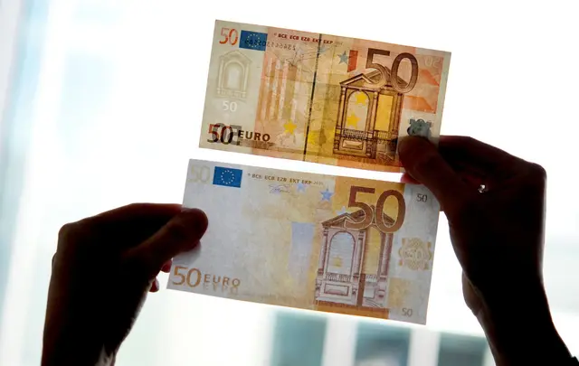 Falsche Größe, fehlende Sicherheitsmerkmale, schlechte Farbgebung: Ein gefälschter Euro-Schein (unten) ist nicht immer so leicht vom Original zu unterscheiden. | Foto: Franziska Gabbert/dpa-Zentralbild/dpa