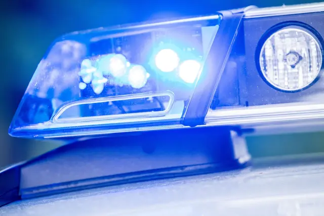 Trotz Rettungsmaßnahmen stirbt die 67-jährige Radfahrerin noch am Unfallort. (Symbolbild)  | Foto: Lino Mirgeler/dpa