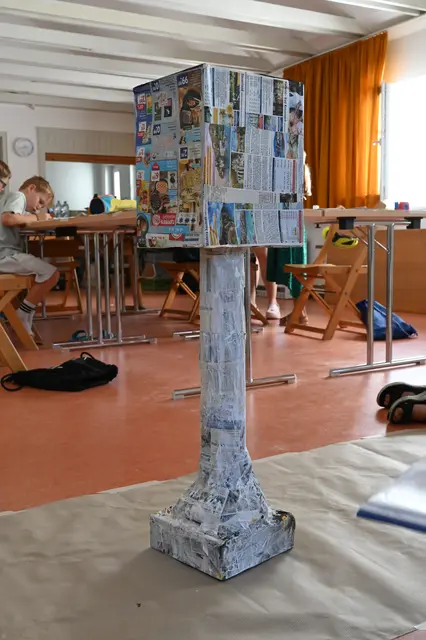Jupitergigantensäule aus Altpapier, die auf ihre Vollendung wartet | Foto: Andrea Abt
