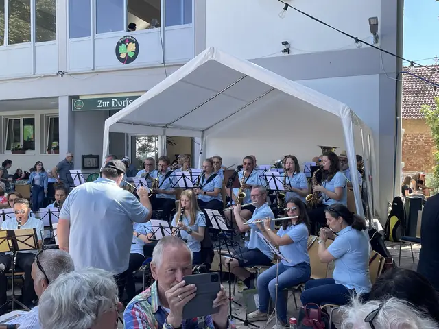 Blasmusik gehört traditionell zum Sonntag auf der Dampfknoppkerwe in Wollmesheim | Foto: Rolf Kost