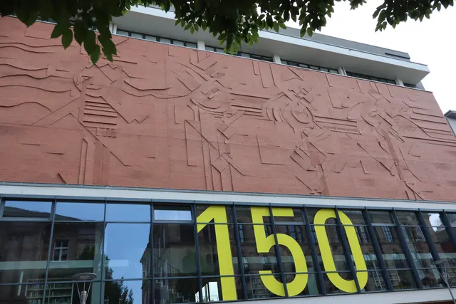 Das Relief über der Stadtbibliothek von Karl-Heinz Deutsch  | Foto: Julia Glöckner