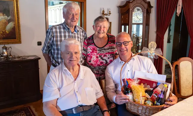 Das Jubiläums-Ehepaar mit Gratulanten | Foto: VG Ramstein-Miesenbach