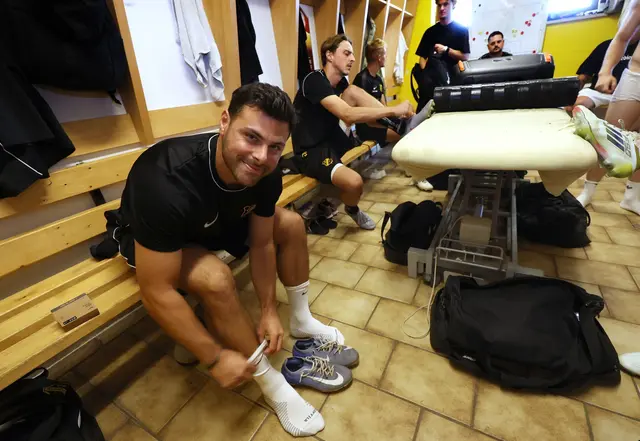 Amateurfußball statt Champions League: Kevin Volland in der Kabine seines Heimatvereins FC Thalhofen. | Foto: Karl-Josef Hildenbrand/dpa