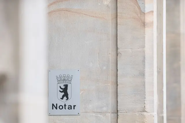 Notar beauftragt, Problem gelöst? Leider nein: Der Erbe muss darauf achten, dass der Notar auch zeitnah tätig wird - sonst kann’s teuer werden. | Foto: Robert Günther/dpa-mag