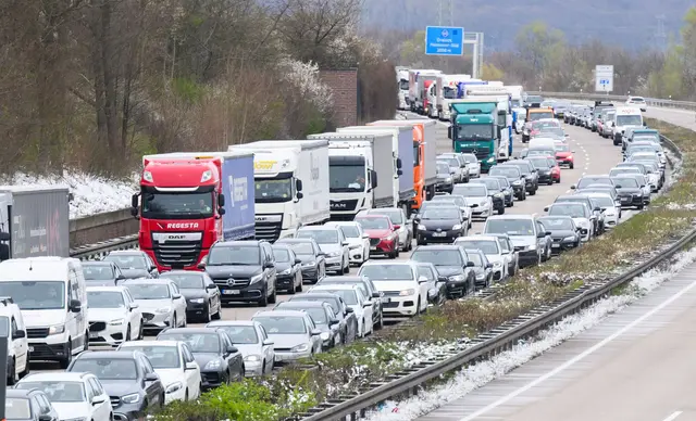 Die Ausnahme vom Lkw-Sonntagsverbot gilt zunächst bis Ende August. (Symbolfoto) | Foto: Julian Stratenschulte/dpa