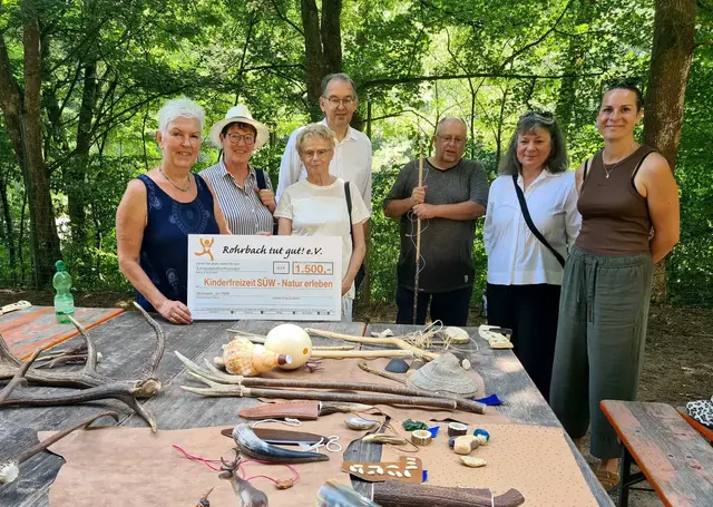 Vertreterinnen von Rohrbach tut gut! e.V. übergaben im Wild- und Wanderpark Silz einen symbolischen Scheck für die Ferienfreizeit des Jugendamts SÜW. Foto: KV SÜW | Foto: KV SÜW