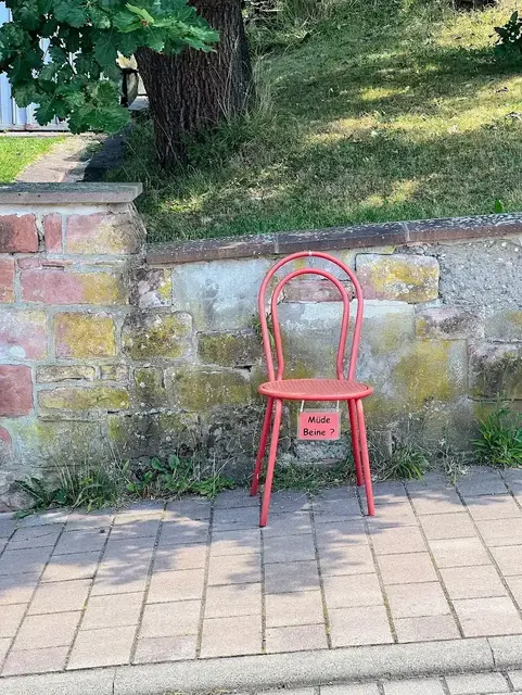 Ein Gartenzwerg in Klingenmünster, ein roter Stuhl in Bad Bergzabern und Nachbarschaftshilfe in Schweighofen: Diese Motive gewinnen bei der Fotoaktion zum „Tag der Nachbarschaft“. | Foto: Ursel Schoone/frei