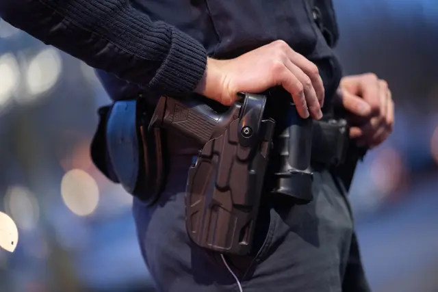 Der Tatverdächtige flüchtet, wurde aber von Polizisten festgenommen. (Symbolbild) | Foto: Marijan Murat/dpa