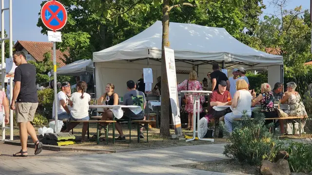 Neben zahlreichen Pflanzen und Gartenideen erwarten die Besucher auch regionale Spezialitäten und Pfälzer Weine. | Foto: Eva Bender