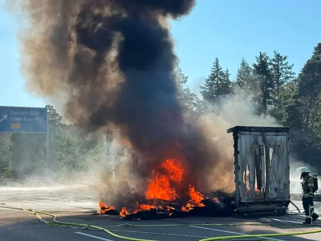 Die A5 war zunächst komplett gesperrt, Feuerwehr und Polizei waren im Einsatz. | Foto: Sascha Mundy/Feuerwehr Baden-Baden/dpa