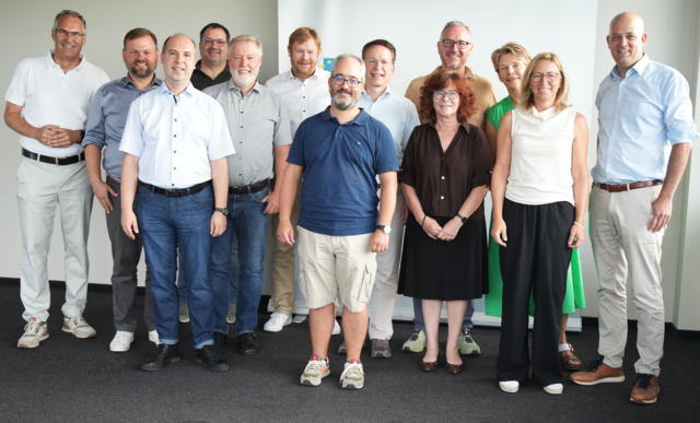 Teilnehmerinnen und Teilnehmer des Info-Meetings (v.l.n.r.): SÜW-Landrat Dietmar Seefeldt, Simon Wingerter (Bürgermeister der Verbandsgemeinde Offenbach an der Queich), Marco Stoll Vertragsmanager Bus beim Zweckverband Schienenpersonennahverkehr Rheinland-Pfalz Süd (ZÖPNV Süd), Martin Hammer (Ortsbürgermeister Essingen), Hannes Kirsch (Ortsbürgermeister Lustadt), Bernward Heinemann (Bereichsleiter Süd-West bei der STE Management GmbH und externer Experte für Bahnprojektplanung), Timo Freund (Beigeordneter der Ortsgemeinde Lingenfeld), Michael Heilmann, ZÖPNV Süd-Verbandsdirektor, Elke Thomas (Ortsbürgermeisterin Bornheim), dahinter Marcus Schaile (Bürgermeister der Stadt Germersheim), Susanne Grabau (Ortsbürgermeisterin Westheim), Susanne Lechner (Ortsbürgermeisterin Zeiskam), Martin Brandl, Landrat für den Kreis Germersheim. | Foto: Kreis GER / mda