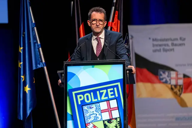 Der saarländische Innenminister Reinhold Jost (SPD) will der Polizei mehr Befugnisse und technische Hilfsmittel geben. (Archivbild) | Foto: Laszlo Pinter/dpa