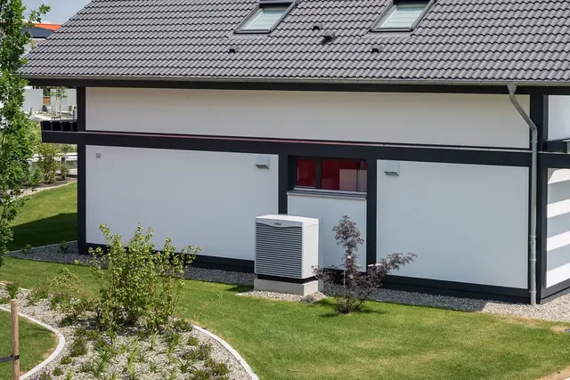 Die Luft-Luft-Wärmepumpe entzieht der Außenluft Wärme, um damit die Raumluft zu erwärmen. Sie kann aber auch Räume kühlen. | Foto: Daniel Maurer/dpa-mag