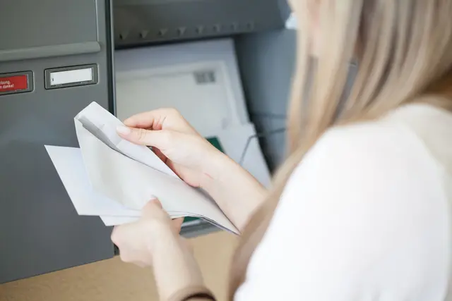 Urlaub vorbei, Post da: Wer einen Bußgeldbescheid aus der EU oder der Schweiz im Briefkasten findet, sollte ihn nicht liegenlassen. | Foto: Christin Klose/dpa-mag
